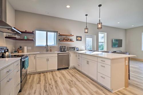 Charming Blue Ridge Mtn Home with Sauna and Grill! in Newland, USA