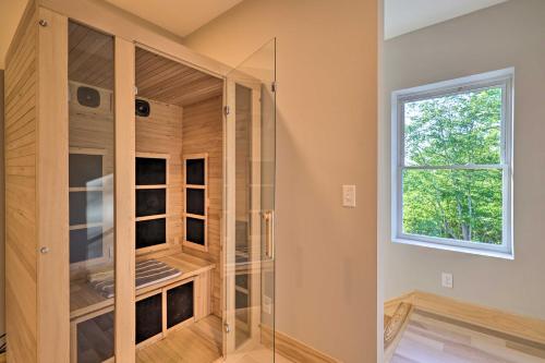 Charming Blue Ridge Mtn Home with Sauna and Grill! in Newland, USA