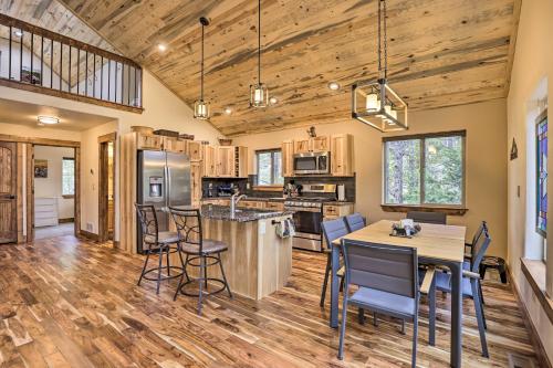 Rocky Mountain Alma Cabin with Deck and Hot Tub! in Alma, USA