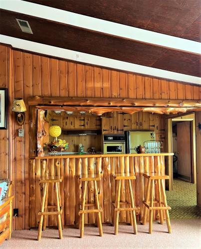 Somewhere In Time - RETRO SPACIOUS COTTAGE with PRIVATE SANDY BEACH - Accommodation - Wiarton