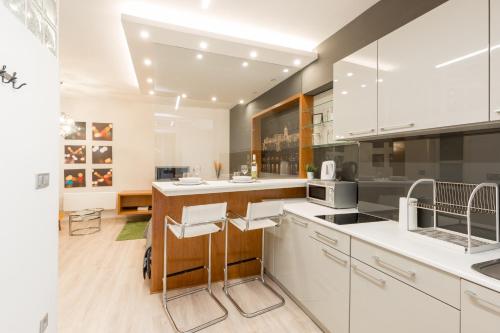 Retro Budapest Dream Suite Near The Danube - image 9