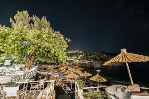 Strand, Aiora Suites in Sivota