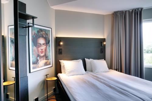 1 queen bed, 2 bunk beds