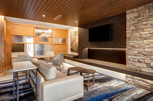 Felles stue/TV-område, Fairfield by Marriott Inn & Suites Rochester Hills in Rochester Hills
