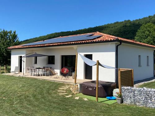 Villa jacuzzi, terrain de pétanque et aire de jeux vue sur les Pyrénées