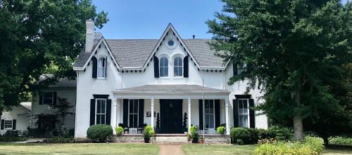 Rose Hill Inn in Versailles, USA