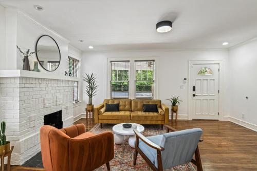 SUN LIT BUNGALOW with GOOD VIBES AND LOTS OF WINE - DesignedByDom in Atlanta, USA