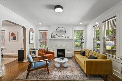 SUN LIT BUNGALOW with GOOD VIBES AND LOTS OF WINE - DesignedByDom in Atlanta, USA