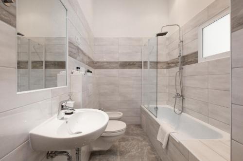 City Center Dream Home 2BR/2Bath - image 9