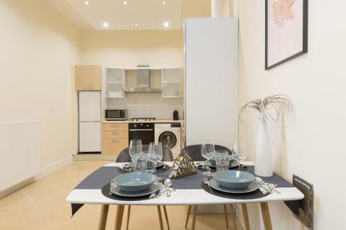 City Center Dream Home 2BR/2Bath - image 10