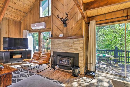 Near Trails: Cabin w/ 2-Level Deck in Twain Harte in Tvenharta (CA)