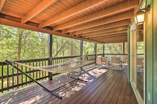 Near Trails: Cabin w/ 2-Level Deck in Twain Harte in Tvenharta (CA)