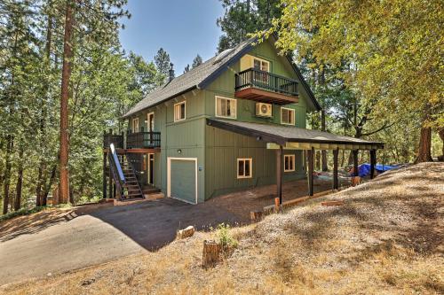 Near Trails: Cabin w/ 2-Level Deck in Twain Harte in Tvenharta (CA)