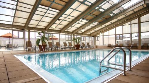 Úszómedence, Omni Richmond Hotel near Városháza Observation Deck