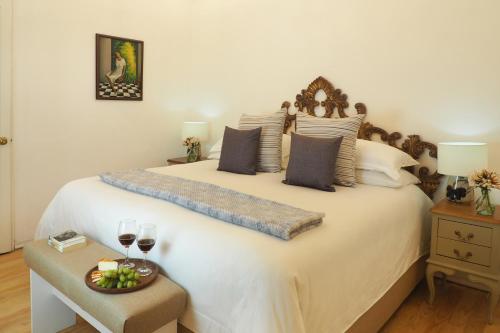 One-Bedroom Apartment image 5