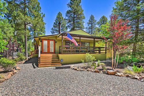 Dog-Friendly Munds Park Cabin with Deck!