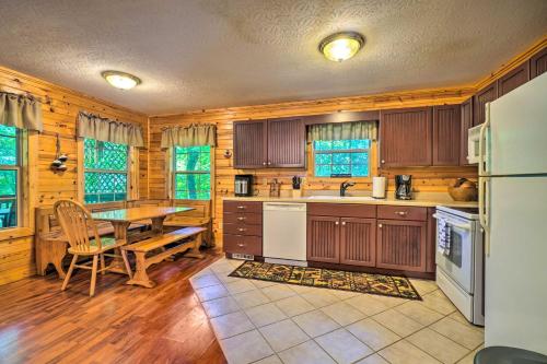Charming Cabin Less Than 3 Mi to Dale Hollow Lake! in Frogue, USA