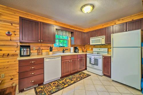 Charming Cabin Less Than 3 Mi to Dale Hollow Lake! in Frogue, USA