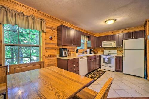 Charming Cabin Less Than 3 Mi to Dale Hollow Lake! in Frogue, USA