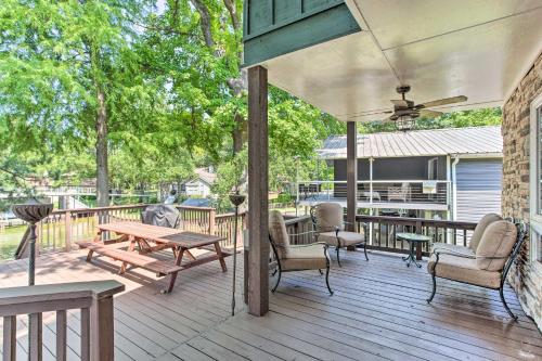 Waterfront Home in Tool Dock, Hot Tub and Fire Pit!