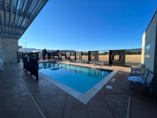 Swimming pool, Holiday Inn Express And Suites Ukiah in Ukiah (CA)