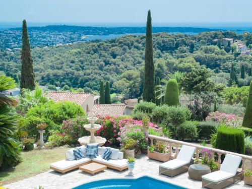 Splendid villa near Antibes and Cannes with pool and sea view