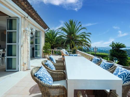 Splendid villa near Antibes and Cannes with pool and sea view