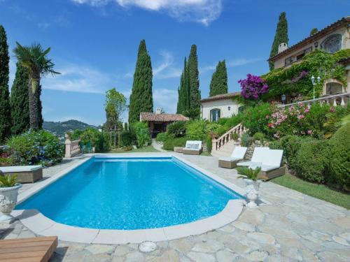 Splendid villa near Antibes and Cannes with pool and sea view