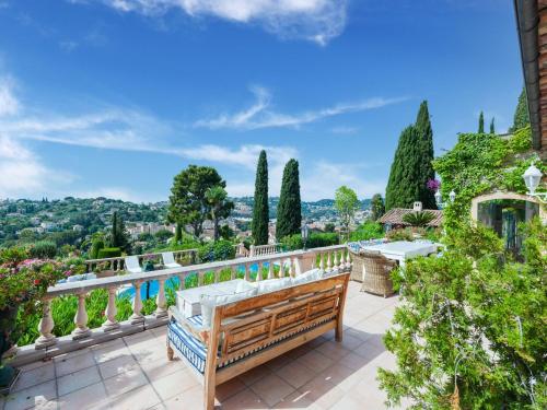 Splendid villa near Antibes and Cannes with pool and sea view