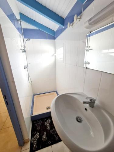 Bathroom, Appartement de 3 chambres avec piscine partagee et wifi a Sainte Anne in Berard