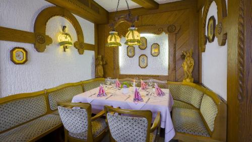 Restaurant, Hotel Schloessmann Garni in Bad Konig