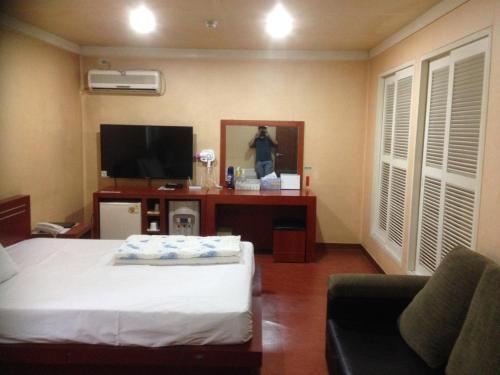 room detail thumbnail 1