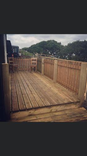 Cwt melyn, posh camping sheperds hut, budget friendly, bedding and towels not included with your boo photo