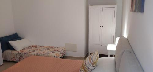 1 double bed, 1 twin bed