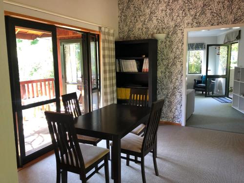 Private cottage in beautiful landscaped native bush gully - Chalet - Tamahere