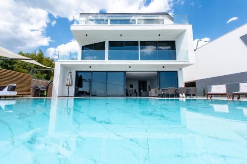 Four Bedroom Villa Roof Top Spa and Private Pool