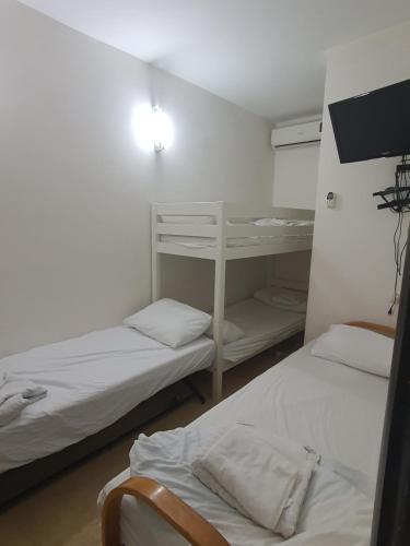2 bedrooms, 4 beds