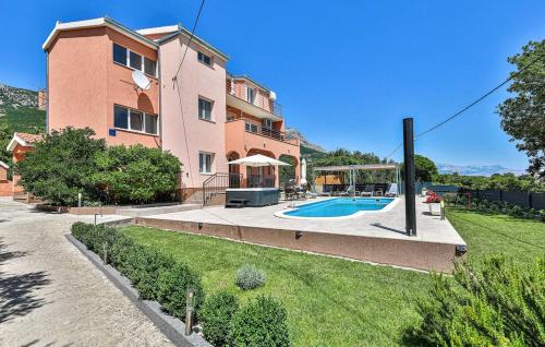 Villa Lioness in Kastel Luksic, playground & pool – khách sạn tại Kastel Luksic