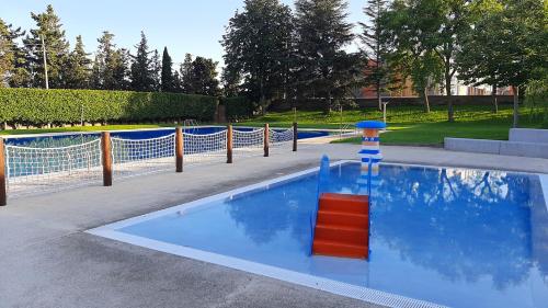 Úszómedence, Ca la Victòria (Ca la Victoria) in Vinyols i els Arcs