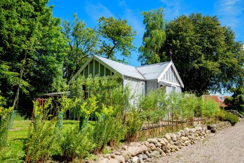 Tin Cabin in peaceful Angus glen