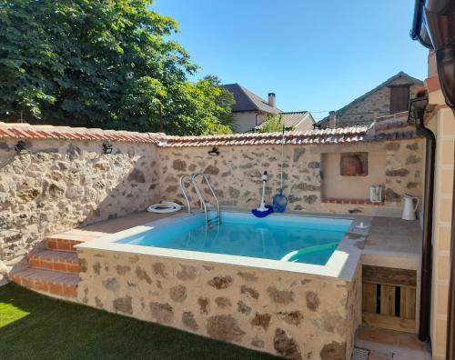 Peldbaseins, Casa Rural Las Cigüeñas de Las Navillas (Casa Rural Las Ciguenas de Las Navillas) in Navas de Riofrio