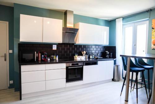 Grand appartement rénové, lumineux, très bien équipé à 5 minutes de la gare gîte à louer Angers
