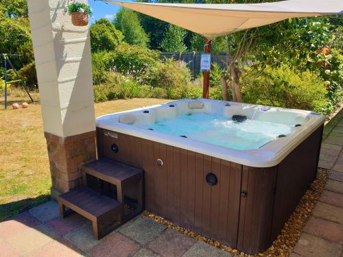 Lions Lodge: Great location with hot tub - Ringwood