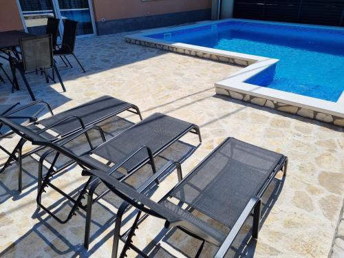 Apartment Gajo with swimming pool near Split