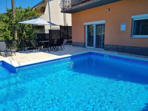 Apartment Gajo with swimming pool near Split - Srinjine