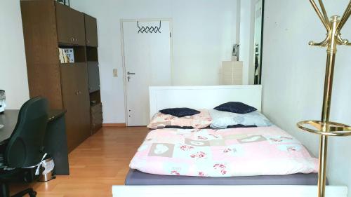 Room in City Center Halle with shared bathroom & kitchen - Free WiFi, Netflix, iPad & Ground floor