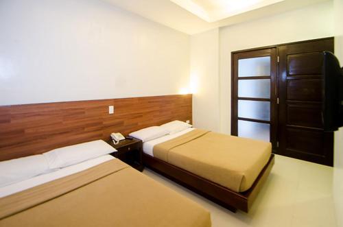 a bedroom with a bed and a desk, Taj Guest House in Boracay Island