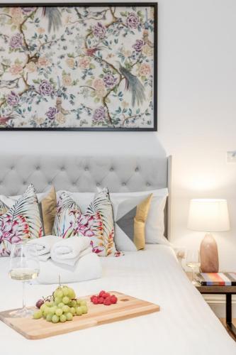 Elegant 3Bed Apartment in Kensington Olympia - main image