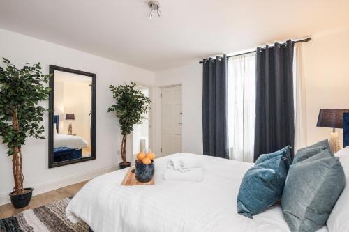 Elegant 3Bed Apartment in Kensington Olympia - image 5