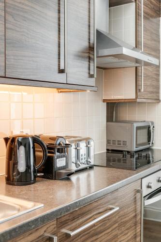 Elegant 3Bed Apartment in Kensington Olympia - image 11